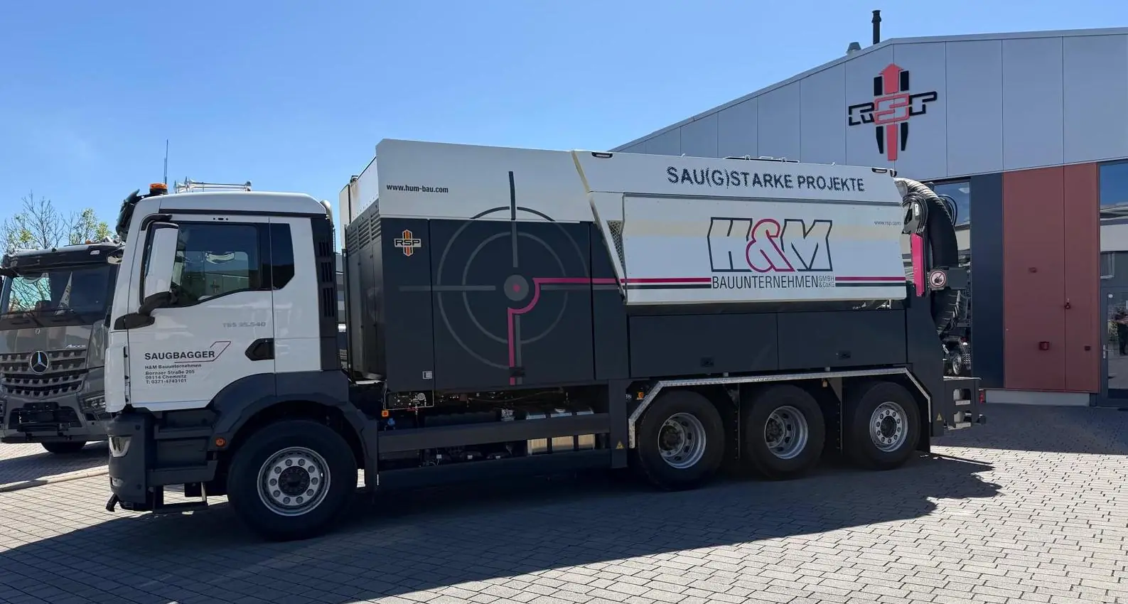 Firmeneigener Saugbagger von H & M Bau