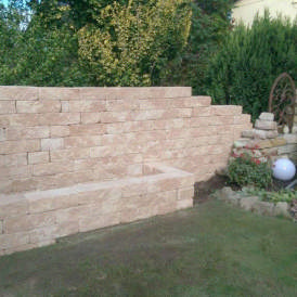 Gartenmauer mit Hochbeet