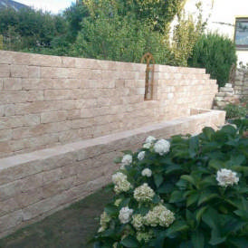 Gartenmauer mit Hochbeet